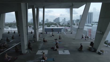 Sobrevuelo-Aéreo:-Pose-Fácil-De-Yoga-En-Clase-De-Distancia-Social-En-Miami-Parkade