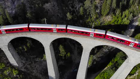 Antenne:-Roter-Zug-Auf-Dem-Landwasserviadukt