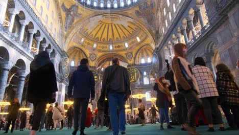 Turistas-Con-Máscaras-Visitando-La-Gran-Mezquita-De-Hagia-Sophia,-Conocida-Oficialmente-Como-La-Gran-Mezquita-De-Hagia-Sophia,-Y-Anteriormente-La-Iglesia-De-Hagia-Sophia-En-Turkrey-Estambul-03-01-2022