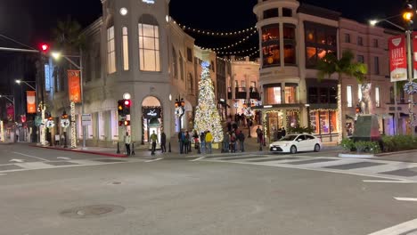 Árbol-De-Navidad-De-Rodeo-Drive-Escénico-Nocturno-Fuera-De-Las-Tiendas-Caras-Y-Famosas-De-High-Street