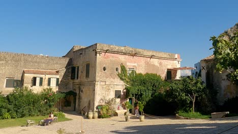 Schwenkansicht-Der-Alten-Tonnara-Von-Scopello-In-Sizilien,-Touristenziel-Mit-Apartments-Direkt-Am-Meer