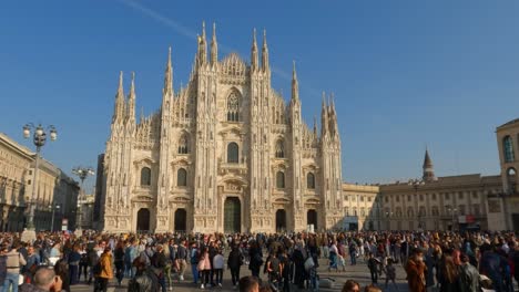 Incline-Hacia-Abajo-La-Escena-En-Cámara-Lenta-Del-Duomo-Di-Milano-O-La-Catedral-De-Milán-Con-Gente-En-Una-Plaza-Llena-De-Gente,-Italia