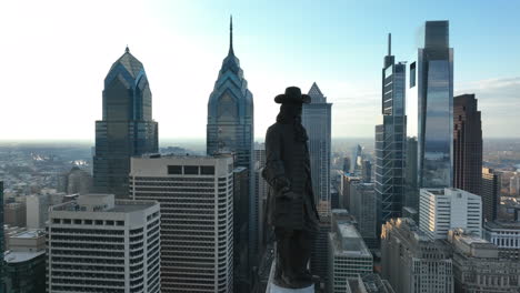 Die-Luftaufnahme-Der-Skyline-Von-Philadelphia-Enthüllt-Den-Rückzug