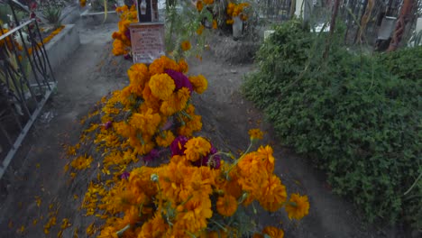 Cerca-De-Una-Tumba-Adornada-Con-Flores-De-Caléndula-Cempasuchil-Para-La-Celebración-Del-Día-De-Los-Muertos-En-México-Puebla-Cholula