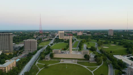 Cinematic-Establishing-Shot-of-Libery-Memorial-in-Downtown-Kansas-City,-Missouri-on-Summer-Day