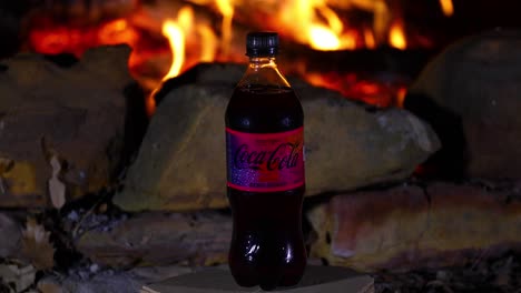 Este-Es-Un-Video-Del-Nuevo-Sabor-Starlight-De-Coca-Cola-En-Una-Botella-De-20-Onzas-Frente-Al-Fuego