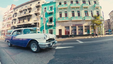 Viejo-Coche-Clásico-Y-Elegante-Tirando-Hacia-Arriba-En-La-Calle-En-La-Habana-Cuba