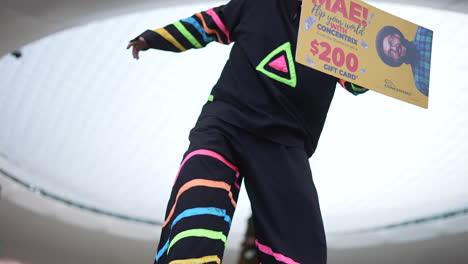 stilt-walker-with-mask-and-sign-walking,-acrobat-in-costume-in-shopping-mall-greeting-customers