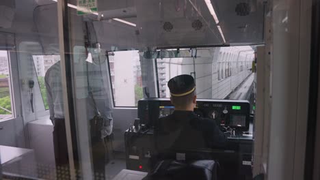 Vista-De-La-Cabina-Del-Monorraíl-De-Osaka-Cuando-El-Tren-Llega-A-La-Estación-En-Un-Día-Lluvioso-En-Japón