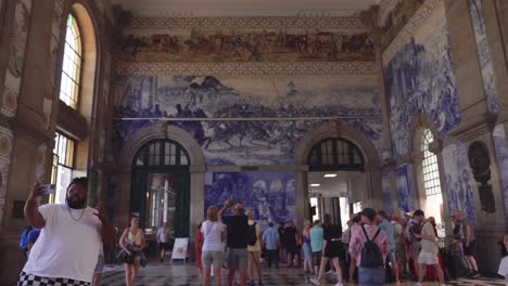 Hall-De-Entrada-De-La-Estación-De-Tren-De-Sao-Bento-Con-Pasajeros-Y-Turistas-Hito-Arquitectónico-En-El-Centro-Histórico-De-Oporto,-Portugal