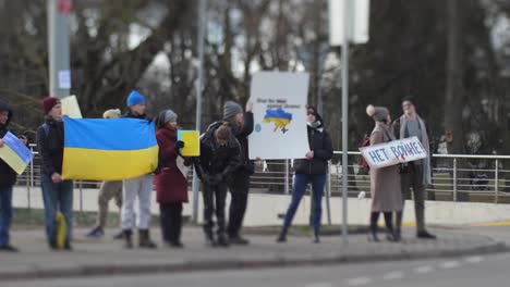 Menschen-Protestieren-Gegen-Den-Russischen-Angriff-Auf-Die-Ukraine-In-Der-Nähe-Der-Russischen-Botschaft-In-Lettland