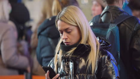 2022-Russian-invasion-of-Ukraine---Central-Railway-Station-in-Warsaw-during-the-refugee-crisis---young-blonde-woman-in-the-crowd