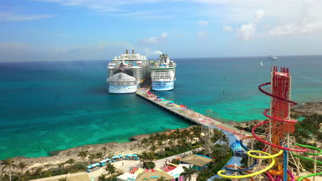 Weitwinkel-Drohnenaufnahme-Der-Cococay-Insel-Mit-Dem-Kreuzfahrtschiff-Royal-Caribbean-Im-Hintergrund