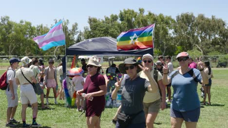 Ein-Video-Von-Teilnehmern-Und-Unterstützern-Der-Pride-Parade,-Die-Sich-An-Einem-Handelsstand-Versammeln