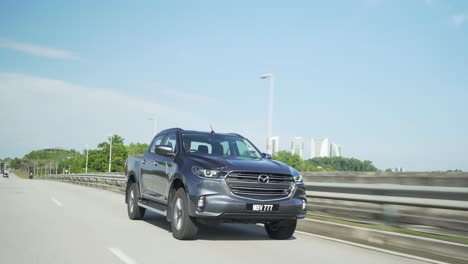 Malasia,-10-De-Abril-De-2022:-Camioneta-Mazda-Bt-50-Conduciendo-Rápido-Por-La-Carretera-De-Peaje