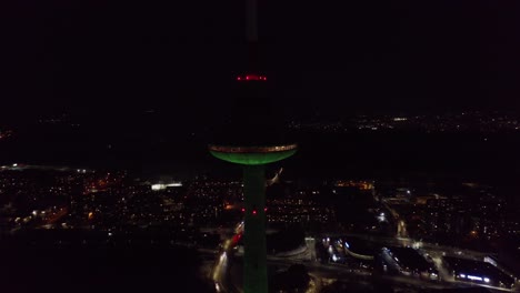 Antena:-La-Torre-De-Televisión-De-Vilnius-Brilla-Con-Colores-Vivos-En-La-Noche-Del-Restablecimiento-Del-Estado-De-Lituania