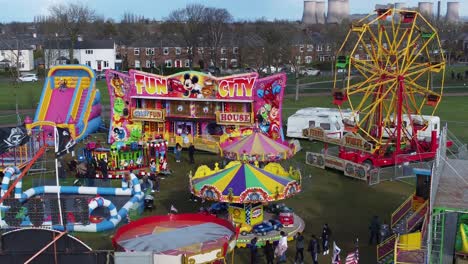 Pequeña-Ciudad-Feria-De-Atracciones-Vacaciones-De-Pascua-Paseos-En-Parque-Público-Vista-Aérea-Dolly-Izquierda