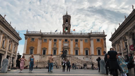 Toma-En-Cámara-Lenta-De-Muchos-Turistas-Admirando-La-Réplica-De-La-Estatua-De-Marcus-Aurelius