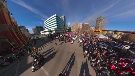 Multitud-Lista-Para-Marchar-Cerrando-En-El-Pequeño-Planeta-Calgary-Protesta-12-De-Febrero-De-2022