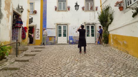 Junger-Mann-Fotografiert-In-Der-Hauptstraße-Der-Burg-Von-Óbidos