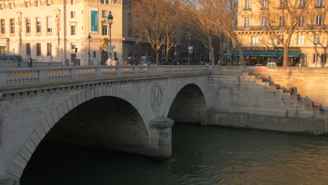 Hermosa-Vista-Del-Famoso-Puente-De-Saint-michel-Que-Conduce-A-Ile-De-La-Cite-En-París,-Francia