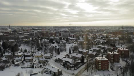 Vuelo-Aéreo-Sobre-El-Suburbio-De-Turku-En-Invierno-Después-De-La-Nevada-Cuando-Todo-Está-Cubierto-De-Nieve