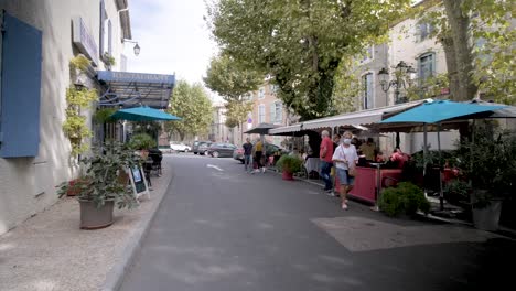 Restaurants-Im-Freien,-Die-Den-Menschen-Während-Der-Covid-Pandemie-Mittagessen-Und-Bier-Servieren,-Dolly-Out-Aufnahme