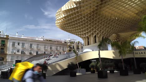 Vista-Estática-Sobre-La-Plaza-En-La-Parte-Inferior-De-Metropol-Parasol-En-Sevilla,-España