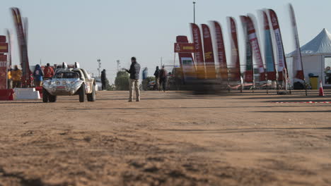 Eine-Zeitrafferansicht-Des-Lagereingangs-Der-Rallye-Dakar,-Während-Die-Teilnehmer-Von-Einer-Langen,-Harten-Etappe-Eintreffen