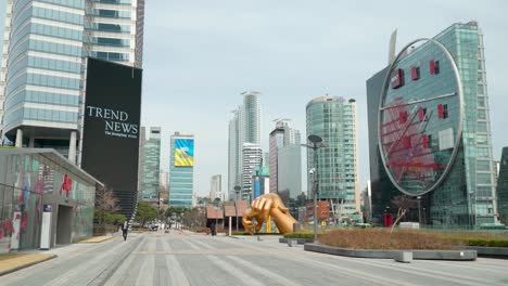 Centro-De-Negocios-Coex-En-El-Distrito-De-Gangnam-Con-La-Famosa-Estatua-De-Manos-Doradas-Y-El-Horizonte-De-La-Ciudad