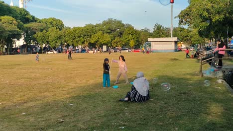 Kinder-Haben-Spaß-Beim-Spielen-Mit-Blasen-Auf-Dem-Spielplatz