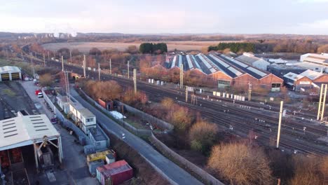 Vista-Aérea-Sobre-Largas-Vías-De-Tren-Y-Líneas-Ferroviarias-De-Camiones-Cisterna-De-Transporte-De-Mercancías-Con-Toma-Panorámica-A-La-Derecha