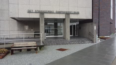 Annäherung-An-Den-Haupteingang-Von-Norled-Als-Hauptsitz-–-Bürogebäude-Der-Führenden-Norwegischen-Fährgesellschaft-In-Stavanger