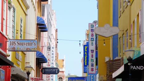 Coloridos-Edificios-De-Estilo-Holandés-En-El-Vibrante-Distrito-Comercial-De-Punda-En-Willemstad,-En-La-Isla-Caribeña-De-Curacao