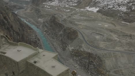 Vuelo-Aéreo-Sobre-Altit-Fort-En-El-Valle-De-Hunza-Desde-El-Río-Dolly-Back