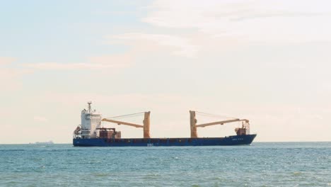 BBC-Fuji-Frachtschiff-Marineschiff,-Das-An-Einem-Klaren,-Blauen-Himmelmorgen-Mit-Ruhigem-Wasser-Im-Warmen-Tropischen-Sommer-über-Die-Hoheitsgewässer-Des-Panamakanals-Im-Atlantik-Kreuzt