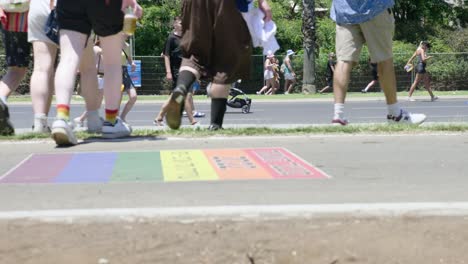 Die-Teilnehmer-Der-Parade-Wurden-Nur-Auf-Video-Aufgezeichnet,-Als-Sie-Am-Ende-Der-Parade-Die-Straße-Entlanggingen