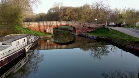 Vista-Aérea-Del-&quot;canal-Du-Midi&quot;-En-La-Zona-De-Toulouse-En-Una-Mañana-Soleada-De-Primavera