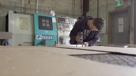 Trabajador-Que-Produce-Piezas-De-Aluminio-En-Una-Planta-De-Fabricación-Industrial