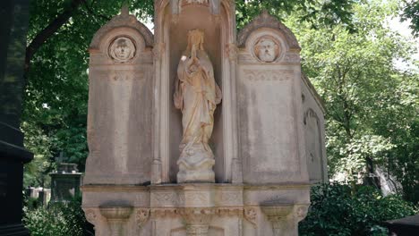 Estatua-De-Piedra-Como-Lápida-Decorada-En-El-Cementerio-De-Munich