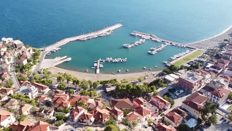 Marina-Hafen-In-Paralio-Astros,-Peleponnes,-Griechenland---Luftaufnahme-Nach-Vorne