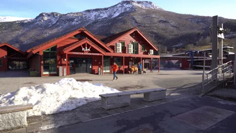 An-Einem-Schönen-Sonnigen-Frühlingsmorgen-Geht-Es-Zum-Tourismusbüro-Und-Ticketcenter-Von-Flam-–-Weitwinkelübersicht-Mit-Berghintergrund