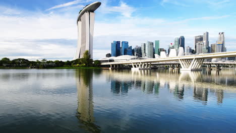 Ruhiger-Morgen-In-Der-Marina-Bay-Entlang-Der-Scherenbrücke,-Während-Sich-Die-Gebäude-Im-Wasser-Spiegeln