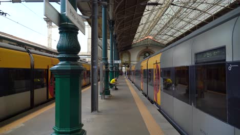 Pasajeros-Esperando-Su-Tren-En-La-Estación-De-Tren-De-Sao-Bento