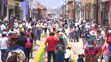 Calle-Concurrida-En-America-Latina