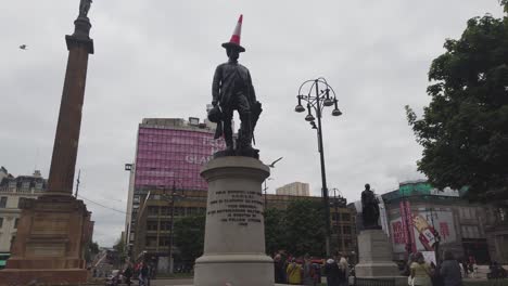 Un-Cono-Naranja-En-Colin-Campbell,-1st-Baron-Clyde-En-George-Square