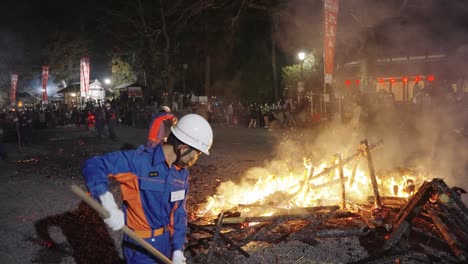 Empleados-De-La-Ciudad-De-Omihachiman-Limpiando-La-Hoguera-En-El-Festival-Del-Fuego-De-Sagicho,-Japón