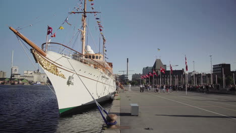 Das-Königlich-dänische-Schiff-Dannebrog-Im-Hafen-Von-Aarhus-An-Einem-Sonnigen-Tag