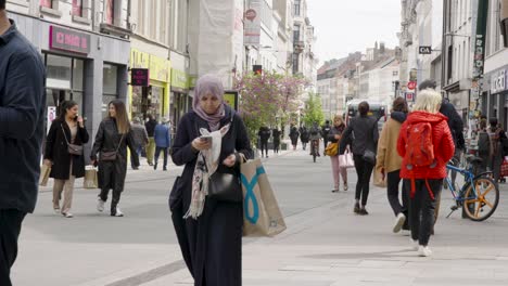 La-Gente-Se-Agolpa-En-La-Calle-Comercial-Libre-De-Coches-En-El-Barrio-De-Matongé-En-Ixelles---Bruselas,-Bélgica