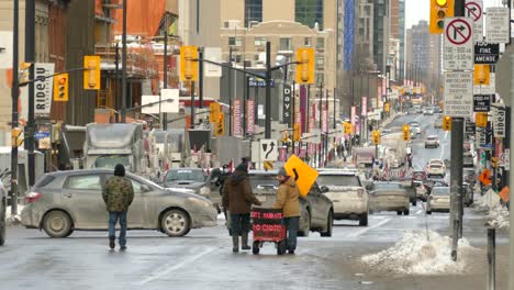 Menschen-Und-Polizei-Beim-„Freedom-Convoy“-Protest-Auf-Den-Straßen-Von-Ottawa